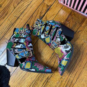 Size 8 ankle boots with cutouts snakesin